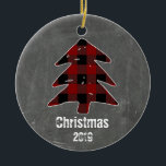 Adorno De Cerámica Personalizado Rustic Red Plaid Tree y Chalkboard P<br><div class="desc">Personalice este personalizado rústico árbol de Navidad rojo y negro de búfalo y el adorno de Navidad con su propia foto y el año! Presenta una tipografía rústica y una foto familiar en la parte trasera. Un gran adorno para comenzar su tradición anual para crear su propio adorno navideño cada...</div>