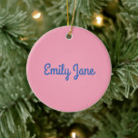Adorno De Cerámica Personalizado simple en azul y rosa<br><div class="desc">Añada un toque personalizado a su decoración de vacaciones con este adorable adorno de cerámica con su nombre en un estilo moderno y divertido de tipografía. El diseño combina el color azul cobalto con un suave fondo rosa milenario, creando un estilo lúdico y elegante. Perfecto para añadir un toque único...</div>