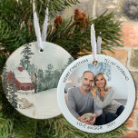 Adorno De Cerámica Personalizado Woodland Cabin Watercolor Foto<br><div class="desc">¡Ornamento de Navidad fotográfico que puedes personalizar para tu esposo o para cualquier otra persona! El diseño tiene una elegante acuarela a un lado de la cabaña de bosque en la nieve. El otro lado tiene su foto y sus nombres u otro texto personalizado. La plantilla de la foto muestra...</div>