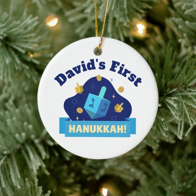 Adorno De Cerámica Personalized “Baby's First Hanukkah” with Dreidel (Árbol)