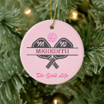 Adorno De Cerámica Pickleball Gal Paddles Nombre personalizado inicia<br><div class="desc">Pickleball Gal ciertamente se merece un adorno navideño que cuenta la historia — le encanta jugar y "la buena vida" hace esa declaración para ella. Sus iniciales / monograma sobre las palas y su nombre en la parte inferior. Divertido y único. Por ti mismo o hace un regalo maravilloso. Cualquier...</div>