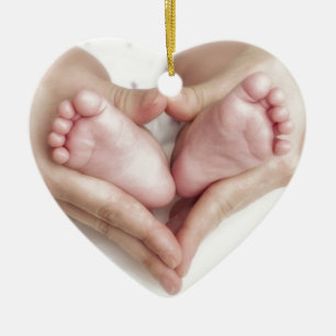 Adorno De Cerámica Pies del bebé en manos de la madre