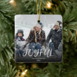 Adorno De Cerámica Pincelada simple fotografía de familia de caligraf<br><div class="desc">Una creación de su propio ornamento familiar de tipografía simple y a la vez elegante. un recuerdo perfecto adorno para sus saludos navideños para mantener el momento capturado para siempre. Este único y único adorno de moda tiene una elegante tipografía destacada del nombre y año de la familia que ambos...</div>