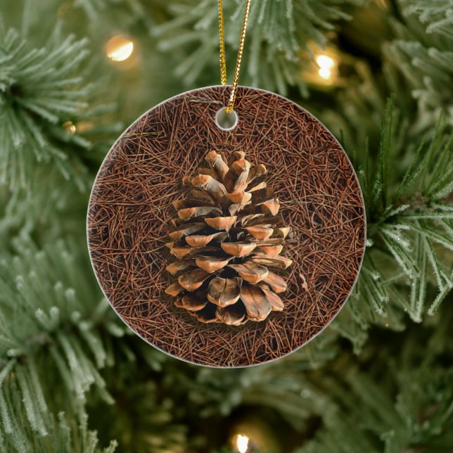 Adorno De Cerámica Pine Cone Sobre Las Agujas Caídas (Árbol)