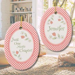 Adorno De Cerámica Pink Gingham "Solo un capítulo más" Personalizado 