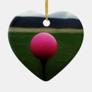 Adorno De Cerámica Pink Golf Ball en un campo de golf de montaña