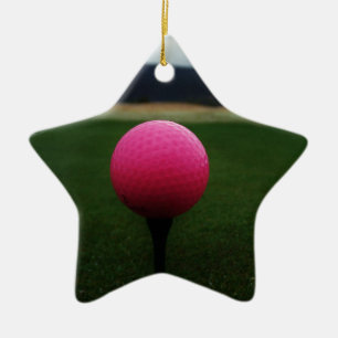 Adorno De Cerámica Pink Golf Ball en un campo de golf de montaña