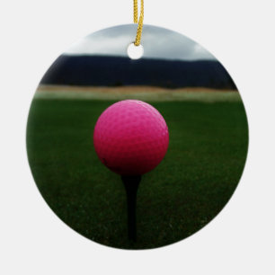 Adorno De Cerámica Pink Golf Ball en un campo de golf de montaña