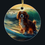 Adorno De Cerámica Pintura Cavalier King Beach para surf<br><div class="desc">Sumérgete en el mundo lúdico de la aventura canina con esta pintura cautivadora. Un perro animado lleva a las olas, subiendo con habilidad al surf en una playa con sol. El vibrante arte captura bellamente la esencia de la emoción en la playa mientras el perro recorre sin miedo las olas,...</div>