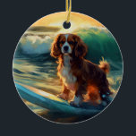 Adorno De Cerámica Pintura Cavalier King Beach para surf<br><div class="desc">Sumérgete en el mundo lúdico de la aventura canina con esta pintura cautivadora. Un perro animado lleva a las olas, subiendo con habilidad al surf en una playa con sol. El vibrante arte captura bellamente la esencia de la emoción en la playa mientras el perro recorre sin miedo las olas,...</div>