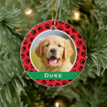 Adorno De Cerámica Pintura de Mascota rojo imprime la foto del nombre<br><div class="desc">Este adorno festivo personalizado puede ser personalizado con una linda foto de su perro mascota (o gato) y su nombre. Incluye un color de fondo rojo con una franja monográfica verde y un patrón de impresión de pata negra. ¡Hace un regalo único para los amantes del perro o para celebrar...</div>