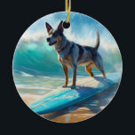 Adorno De Cerámica Pintura de surf Blue Heeler Beach<br><div class="desc">Sumérgete en el mundo lúdico de la aventura canina con esta pintura cautivadora. Un perro animado lleva a las olas, subiendo con habilidad al surf en una playa con sol. El vibrante arte captura bellamente la esencia de la emoción en la playa mientras el perro recorre sin miedo las olas,...</div>