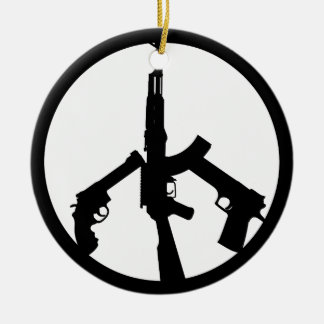 Adorno De Cerámica Pistolas En Un Signo De Paz
