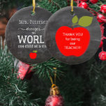 Adorno De Cerámica Pizarra personalizada con el nombre del profesor<br><div class="desc">Ornamento de árbol de escritura de tipografía para profesores con una cita inspiradora: "Los profesores cambian el mundo de un niño a la vez", con una manzana roja simbólica y el texto de su personalizado al revés. Personalízalo con el nombre de su profesor! Puede ser un regalo de Navidades para...</div>