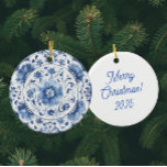 Adorno De Cerámica Placas de antigüedades blancas azules de Chinoiser<br><div class="desc">Bonitos diseños de chinoiserie de estilo victoriano,  azules y blancos,  decoran estos adornos de árbol de cerámica. Personaliza la espalda con tu propio mensaje personal! Perfecto para una chic y rústica casa de campo,  así como para muchas otras decoraciones. Hace un buen regalo para la anfitriona.</div>