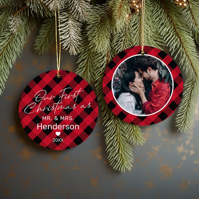 Adorno De Cerámica Plaid Red Mr & Mrs First Christmas (Subido por el creador)