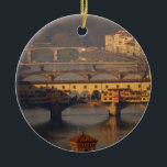 Adorno De Cerámica Ponte Vecchio y puentes de Florencia, Italia<br><div class="desc">Florencia, Italia (o Florencia, Italia) es una ciudad asombrosa que se siente como si todo el centro histórico fuera un museo al aire libre lleno de arquitectura impresionante, estatuas, fuentes, pizzas y cuadros. Esta fotografía tiene una hermosa vista del río Arno, que cruza varios puentes, incluido el famoso Ponte Vecchio...</div>