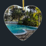 Adorno De Cerámica Pool con forma de corazón River Lily Inn - Daytona<br><div class="desc">La imagen de este adorno doble de trineo en forma de corazón es la única piscina en forma de corazón del River Inn Bed and Breakfast en Holly Hill/Daytona Beach, Florida. La piscina, de gran tamaño, se construyó en los años 50 y tiene una profundidad de entre 3 y 30...</div>