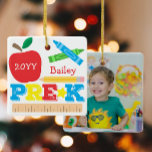 Adorno De Cerámica Preescolar K Keepsake foto de lápiz de plumón de A<br><div class="desc">El diseño de adorno de fotos pre-K incluye una manzana, un gobernante, lápices de colores y tipografía divertida audaz y colorida. Haga clic en el botón personalizar para obtener más opciones para modificar el texto. En nuestra tienda, zazzle.com/store/doodlelulu, podrá encontrar variantes de este diseño, colores adicionales y productos de coordinación....</div>