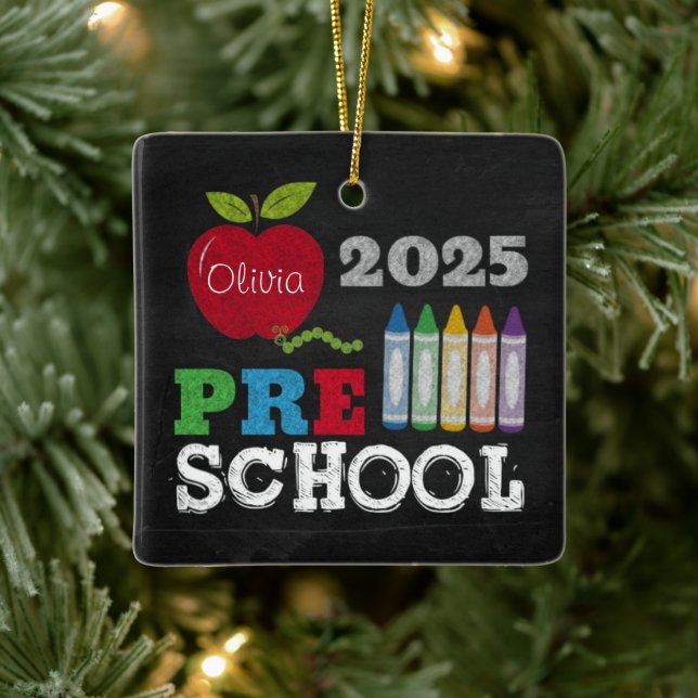 Adorno De Cerámica Preschool 2025 Chalkboard Name Ornament (Árbol)
