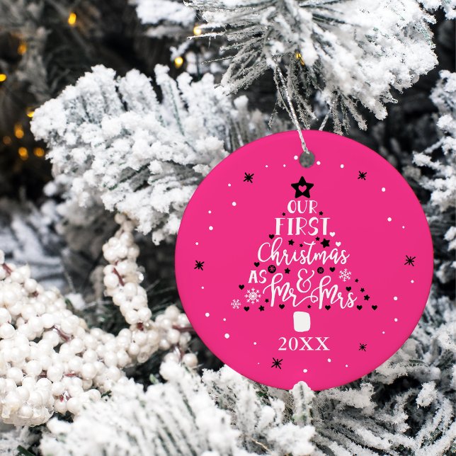 Adorno De Cerámica Primer año rosado de Navidad para recién casados (Pink Christmas - First Christmas as Mr and Mrs Ornament on snowy tree)