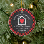 Adorno De Cerámica Primer Chalkboard nuevo de Navidad con corazón rev<br><div class="desc">Esta primera Navidad en nuestro nuevo diseño de adorno de hastepsake incluye espacio para tu texto personal en un cálido fondo rojo y negro de búfalo y pizarra con un lindo gráfico de casa y un corazón. La colección de productos de coordinación está disponible en nuestra tienda, zazzle.com/store/doodlelulu. Contáctenos si...</div>