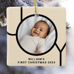 Adorno De Cerámica Primer crema de fotos navideñas del bebé<br><div class="desc">Este elegante ornamento de fotos de la primera Navidad del bebé está decorado con la palabra JOY en tipografía negra moderna sobre un fondo crema. Personalizable fácil con tu foto,  nombre y año. ¡Es un gran placer!</div>