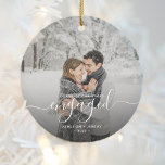 Adorno De Cerámica Primer guión blanco de foto de Personalizado invol<br><div class="desc">Conmemore su compromiso con este hermoso adorno de conservas moderno. El texto blanco dice "Nuestra primera Navidad comprometida", con la palabra "comprometida" en un elegante guión de escritura a mano con flores antes y después. Reemplace la imagen de ejemplo con su foto favorita y agregue sus nombres y el año....</div>