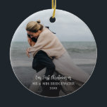 Adorno De Cerámica Primer guión de Navidad Parejas Foto Minimalista<br><div class="desc">Transforme sus preciados recuerdos en impresionantes obras de arte con nuestro adorno de Navidad con fotos personalizados. Ya sea un retrato boda sincero, un paisaje impresionante, o una instantánea de una ocasión especial, nuestro adorno personalizado captura la esencia de sus recuerdos.</div>