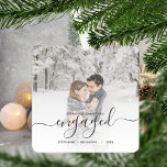 Adorno De Cerámica Primer guión gris de la foto de Personalizado comp<br><div class="desc">Conmemore su compromiso con este hermoso adorno de conservas moderno. El texto gris dice "Nuestra primera Navidad comprometida", con la palabra "comprometida" en un elegante guión de escritura a mano con flores antes y después. Reemplace la imagen de ejemplo con su foto favorita y agregue sus nombres y el año....</div>