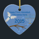 Adorno De Cerámica Primer Jánuca feliz junto adorna personalizado del<br><div class="desc">Las plumas y Menorah hacen este ornamento un regalo muy especial por un día de fiesta que usted atesora</div>