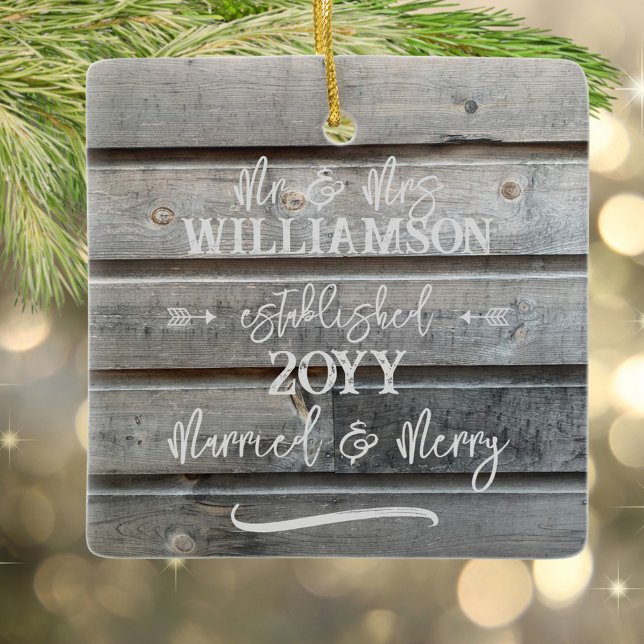 Adorno De Cerámica Primer Navidad casado de un granero de gris ruso (Married & Merry rustic wood personalized ornament with your photo)