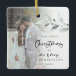 Adorno De Cerámica Primer Navidad casado Nombre de foto Año de escrit<br><div class="desc">Primer Navidades casados Nombre de la foto Año guión Un romance para celebrar la hora especial de su primera Navidad como Sr. y Sra. y memento en las próximas vacaciones. La tipografía para Navidades y el Sr. y la Sra. está en un guión moderno y el resto del texto que...</div>