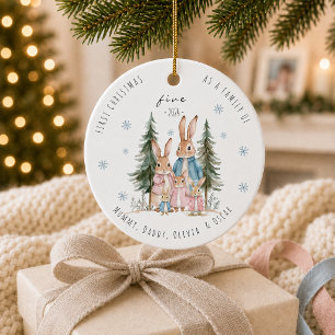 Adorno De Cerámica Primer Navidad como familia de cinco conejos