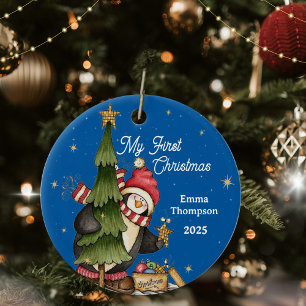 Adorno De Cerámica Primer Navidad de bebé con fondo azul de pingüino
