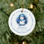 Adorno De Cerámica Primer Navidad del bebé, Snowman, foto de dos lado<br><div class="desc">Sencillamente perfecto adorno navideño de 2 caras con un pequeño y dulce muñeco de nieve usando un gorra azul,  bufanda y mitones con una corona de flores dibujada a mano moderna.</div>
