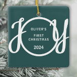 Adorno De Cerámica Primer nombre personalizado de Navidad del bebé, G<br><div class="desc">Este primer ornamento navideño del bebé está decorado con la palabra JOY en tipografía de escritura elegante sobre un fondo verde. Personalizable fácil.</div>