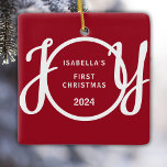 Adorno De Cerámica Primer nombre personalizado de Navidad del bebé, R<br><div class="desc">El primer ornamento navideño de este bebé está decorado con la palabra JOY en tipografía de escritura elegante con un fondo rojo. Personalizable fácil.</div>