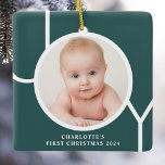 Adorno De Cerámica Primer Personalizado de Navidad del bebé, Keepsake<br><div class="desc">Este elegante adorno de fotos de primera Navidad de Baby's está decorado con la palabra JOY en tipografía blanca sobre un fondo verde. Personalizable fácil con tu foto,  nombre y año.</div>