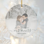 Adorno De Cerámica Primer Personalizado de Navidades casados Foto gui<br><div class="desc">Conmemorar la primera Navidad de tu matrimonio con este hermoso adorno de keepsake moderno. El texto verde oscuro de la aguja de pino dice "Nuestra primera Navidad como señor y señora", con las palabras "señor y señora" en un elegante guión de escritura a mano con flores antes y después. Reemplace...</div>