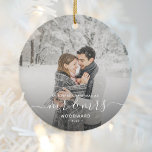 Adorno De Cerámica Primer Personalizado de Navidades casados Foto gui<br><div class="desc">Conmemorar la primera Navidad de tu matrimonio con este hermoso adorno de keepsake moderno. El texto en blanco dice "Nuestra primera Navidad como Sr. y Sra.", con las palabras "Sr. y Sra." en un elegante guión de escritura a mano con abundantes elementos antes y después. Reemplace la imagen de ejemplo...</div>