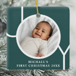 Adorno De Cerámica Primer verde de foto navideña del niño personaliza<br><div class="desc">Este elegante ornamento de fotos navideñas de Baby Boy está decorado con la palabra JOY en un fondo verde oscuro. Personalizable fácil con tu foto,  nombre y año.</div>