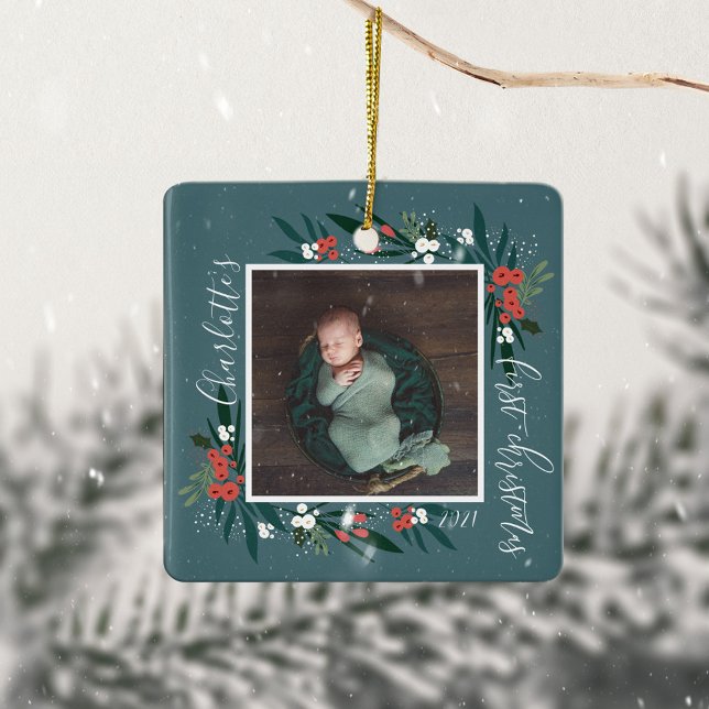 Adorno De Cerámica Primera Cranberry y Foliage de Navidad Foto para b (First Christmas Cranberry & Foliage Baby Photo Ceramic Ornament)