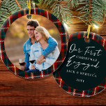 Adorno De Cerámica Primera edición de Navidad Enged Tartan Plaid Phot<br><div class="desc">Primera edición navideña de adorno fotográfico comprometido, personalizado con una foto, nombres y el año. El diseño es de doble cara y está decorado con marcos de manteles de tela con letras a mano. La plantilla de la foto muestra su imagen como una forma redonda y el otro lado está...</div>