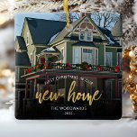 Adorno De Cerámica Primera edición de navidad Nueva Home Gold Script<br><div class="desc">Conmemorar su primera Navidad en su nuevo hogar con este hermoso adorno de keepsake moderno. El texto dice "Primera Navidad en nuestro nuevo hogar", con las palabras "nuevo hogar" en elegante escritura de Relieve metalizado de imitación de oro. Reemplace la imagen de ejemplo con una foto de su casa nueva...</div>