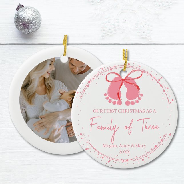 Adorno De Cerámica Primera familia navideña de tres niños (Baby’s First Christmas Family of Three Ceramic Ornament)