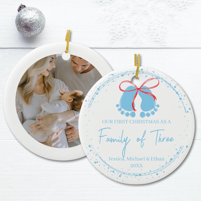 Adorno De Cerámica Primera familia navideña de tres niños (Baby Boy’s First Christmas Family of Three Ceramic Ornament)