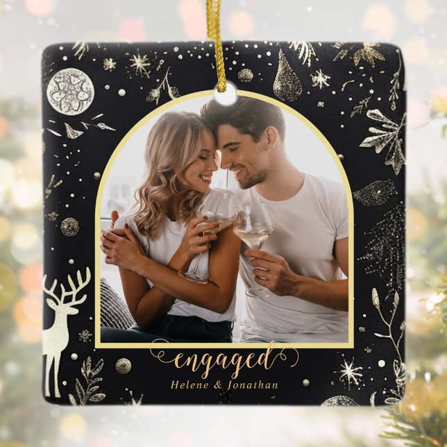 Adorno De Cerámica Primera fiesta de fotos de parejas involucradas de (First Christmas Engaged Couple Photo Holiday Ceramic Ornament)
