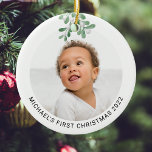 Adorno De Cerámica Primera foto cerámica de Navidad personalizada par<br><div class="desc">Este moderno Ornamento de Primera Navidad está decorado con mistletos acuáticos. Personalizable fácil con tu foto, nombre y año. Utilice la Herramienta de diseño para cambiar el tamaño, estilo o color del texto. Porque creamos nuestra obra de arte no encontrarás esta imagen exacta de otros diseñadores. Acuarela original © Michele...</div>