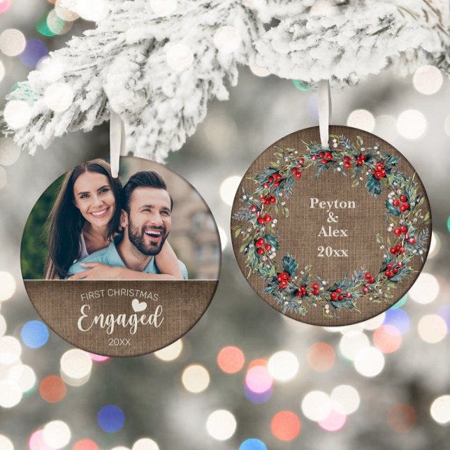 Adorno De Cerámica Primera foto de Burlap de navidad involucrada (First engaged Christmas photo ornament)